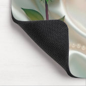 Rode roos en parels op satijn muismat (Hoek)