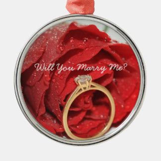 Rode roos en ringvoorstellen metalen ornament