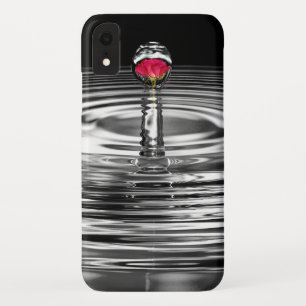 rode roos in waterdruppelaar iPhone XR hoesje