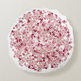 Rode rosepetalen rond kussen