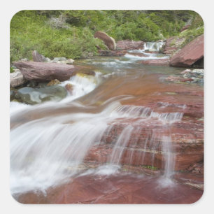 Rode rots in Baring Creek in Glacier National Vierkante Sticker