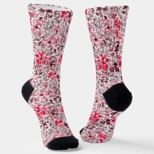Rode, roze bloemen op een gevlekte luipaard achter sokken