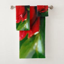 Rode roze van passie bedekt met dauwdruppels bad handdoek