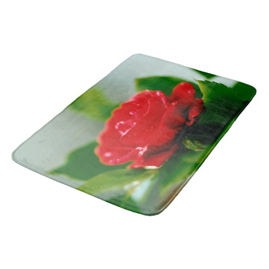 Rode roze van passie bedekt met dauwdruppels badmat (Gekanteld)