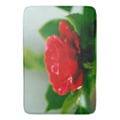 Rode roze van passie bedekt met dauwdruppels badmat (Voorkant Verticaal)