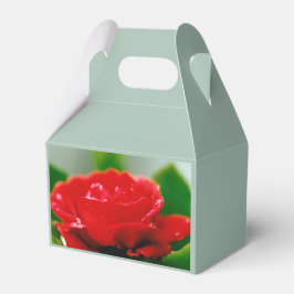 Rode roze van passie bedekt met dauwdruppels bedankdoosjes