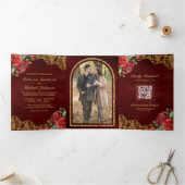 Rode Rozen Gouden Kant Maroon QR Code Foto Bruilof Drieluik Uitnodiging (Binnen)