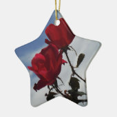 Rode rozen tegen een heldere blauwe hemel keramisch ornament (Links)