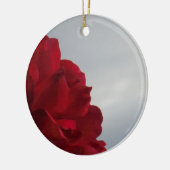 Rode rozen tegen een heldere blauwe hemel keramisch ornament (Links)