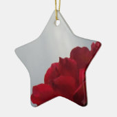 Rode rozen tegen een heldere blauwe hemel keramisch ornament (Links)