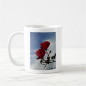 Rode rozen tegen een heldere blauwe hemel koffiemok (Links)