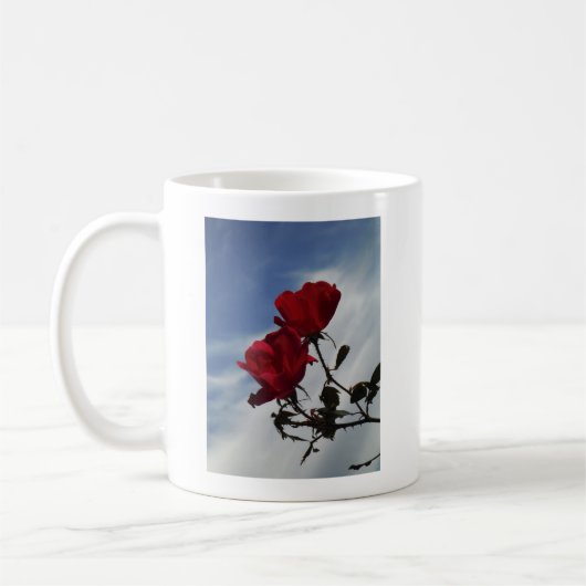 Rode rozen tegen een heldere blauwe hemel koffiemok (Links)