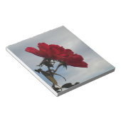 Rode rozen tegen een heldere blauwe hemel notitieblok (Schuin)