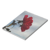 Rode rozen tegen een heldere blauwe hemel notitieblok (Gedraaid)