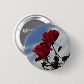 Rode rozen tegen een heldere blauwe hemel ronde button 5,7 cm (Voorkant /achterkant)