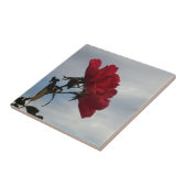 Rode rozen tegen een heldere blauwe hemel tegeltje (Zijkant)