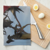 Rode rozen tegen een heldere blauwe hemel theedoek (Quarter Fold)