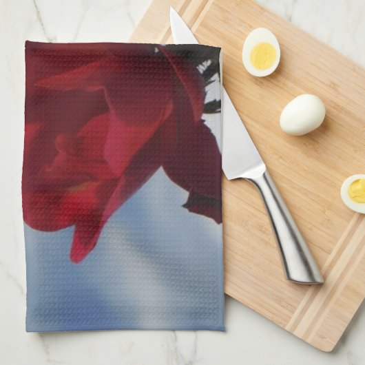 Rode rozen tegen een heldere blauwe hemel theedoek (Quarter Fold)