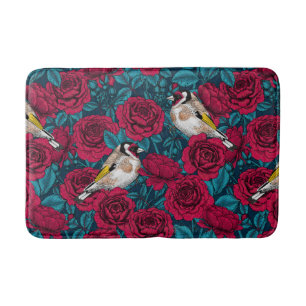 Rode rozenbloemen en goudvinkvogels badmat