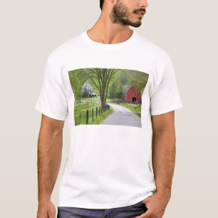 Rode schuur en boerderij bij Berlijn, Ohio. T-shirt