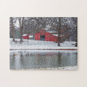 Rode schuur in besneeuwde schilderachtige omgeving legpuzzel