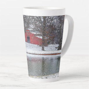 Rode schuur in sneeuwpoly latte mok