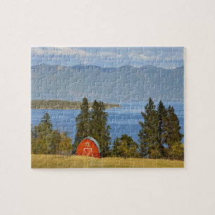 Rode schuur staat langs het schilderachtige Flathe Legpuzzel