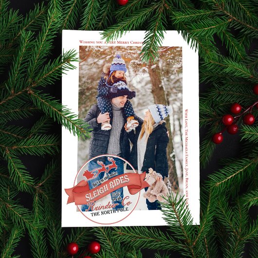 rode slee rijdt op één foto feestdagenkaart