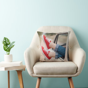 Rode sneakers hangend uit het raam van een retro v kussen