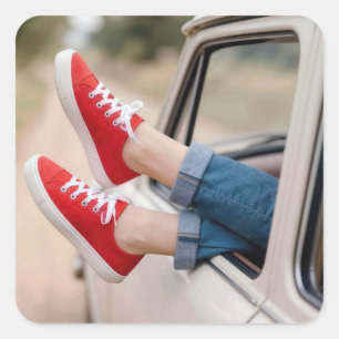 Rode sneakers hangend uit raam retro vrachtwagen vierkante sticker
