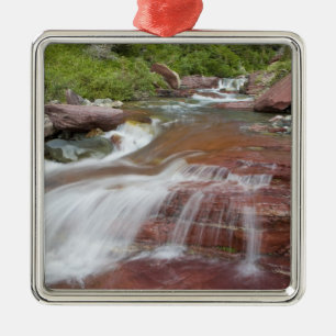 Rode steen in Baring Creek in Glacier National Metalen Ornament