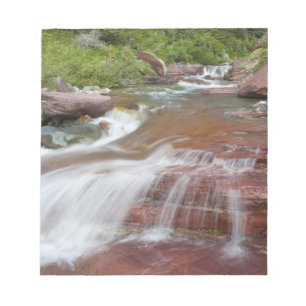 Rode steen in Baring Creek in Glacier National Notitieblok