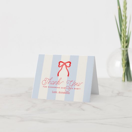Rode strik en lichtblauwe strepen baby shower beda bedankkaart (Voorkant)