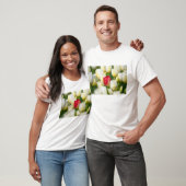 Rode tulp in een veld met witte tulpen t-shirt (Unisex)