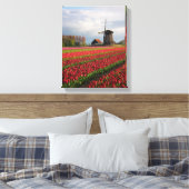 Rode tulpen en een windmolen canvas afdruk (Insitu (Slaapkamer))