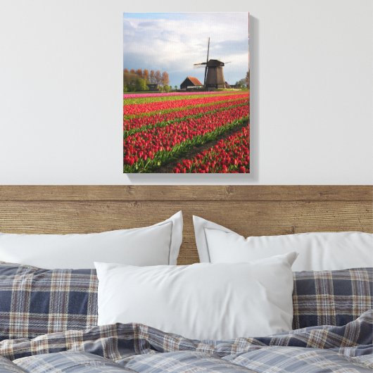 Rode tulpen en een windmolen canvas afdruk (Insitu (Slaapkamer))