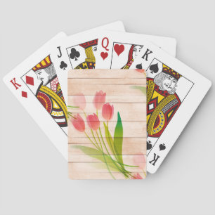 Rode tulpen op de achtergrond van schoon hout pokerkaarten