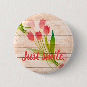 Rode tulpen op de achtergrond van schoon hout ronde button 5,7 cm