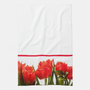 Rode tulpen op een effen witte keukendoek theedoek