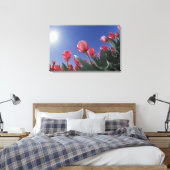 Rode tulpen vanuit een zeer lage hoek, Cincinnati, Canvas Afdruk (Insitu (Slaapkamer))