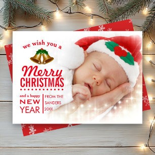 Rode typografie-overlay baby eerste kerst foto feestdagenkaart