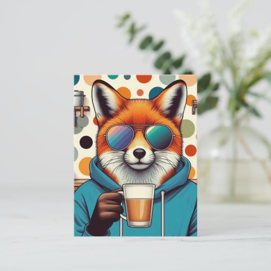 Rode vos in zonnebril met een koffie briefkaart (Staand voorkant)