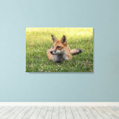 Rode vos op een bed van klaver (horizontaal) canvas afdruk (Insitu (Houten vloer))