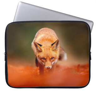 Rode vos op oranje herfstbladeren. Cute Red Laptop Sleeve