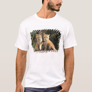Rode vos pup voor de ingang van het hol (Vulpes vu T-shirt