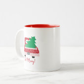 Rode Vrachtwagen en Boom "Wees VROLIJK" Tweekleurige Koffiemok (Voorkant links)