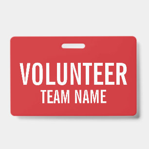Rode vrijwilligersbadge met aangepaste teamnaam badge