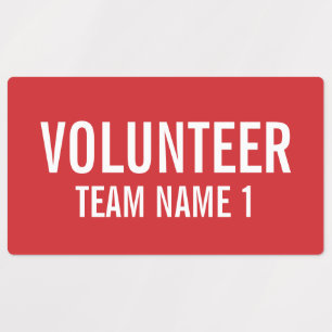 Rode vrijwilligersbadge met de naam van het Team v Labels
