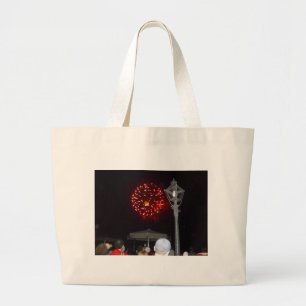 Rode Vuurwerkviering met Lamppost Afbeelding Grote Tote Bag