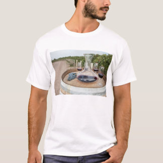 Rode wijn in wijngaarden t-shirt